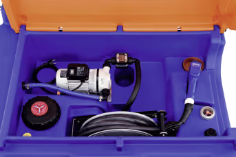 Produktbild: Mobile AdBlue-Tankanlage mit 230V-Pumpe, Schlauch und Zählwerk in blau-orangem Gehäuse, Draufsicht