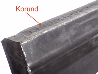 Produktbild: Schürfleiste mit Stahl-Gummi-Stahl-Aufbau und Korund-Verschleißschicht