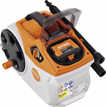 Produktbild: STIHL Akku-Hochdruckreiniger REA 60 Plus in Orange-Weiß mit eingesetztem Akku und Saugschlauch