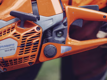 Produktbild: Husqvarna Benzin-Kettensäge 564 XP Fuel Inject in Orange mit schwarzen Griffen, Detailansicht