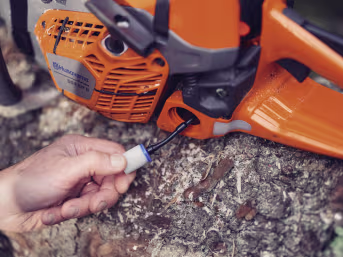 Produktbild: Husqvarna Benzin-Kettensäge 564 XP Fuel Inject in Orange mit schwarzen Griffen