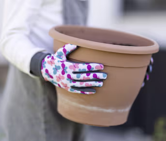 Produktbild: Kinder-Gartenhandschuhe mit buntem Schmetterling-Motiv in Pink, Blau und Weiß