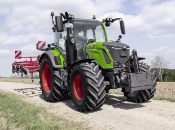 Lifestyle: Fendt Traktor mit Anbaugerät im Feldeinsatz