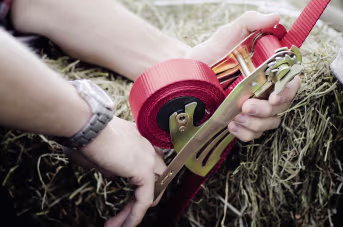Lifestyle: QUICKLOADER® Automatik-Zurrgurt in rot wird von Hand bedient