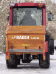Produktbild: RAUCH Winterdienststreuer UKS mit orangem Streubehälter und roter Fahrerkabine