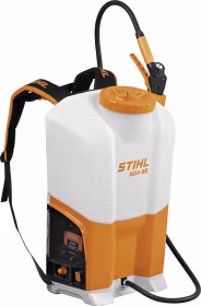 Produktbild: STIHL Akku-Rückenspritze SGA 85 in Weiß-Orange mit Tragegurt und Sprühschlauch