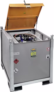 Produktbild: Mobile Cemo Tankanlage für Diesel und AdBlue mit geöffnetem Deckel und integrierter Pumpe