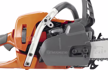 Produktbild: Husqvarna Benzin-Kettensäge 545 Mark II mit orange-grauem Gehäuse und Sägekette