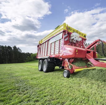 Lifestyle: Pöttinger Ladewagen Faro 4010 L Ladevolumen 27 m³ mit Rotor