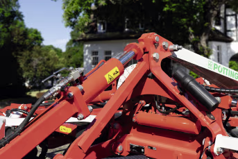 Produktbild: Pöttinger Grubber TERRIA mit Hydraulikzylinder und Rahmen in Orange