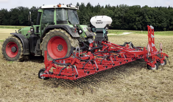 Lifestyle: LEHNER® Zwischenfruchtstreuer VENTO® im Einsatz auf dem Feld, gezogen von einem Traktor