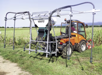 Lifestyle: LEHNER Zwischenfruchtstreuer VENTO im Einsatz auf dem Feld, montiert auf Kompakttraktor