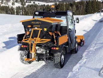 Produktbild: LEHNER® Winterdienststreuer Polaro® L montiert auf Fahrzeug im Wintereinsatz