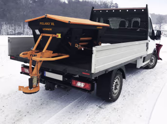 Lifestyle: LEHNER® Winterdienststreuer Polaro® XL montiert auf Transporter im Wintereinsatz