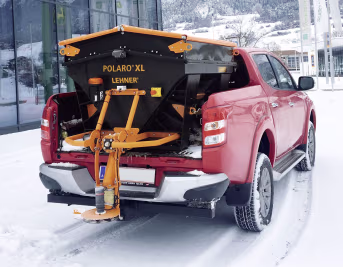 Produktbild: LEHNER® Winterdienststreuer Polaro® XL in schwarz-orange auf Pickup montiert