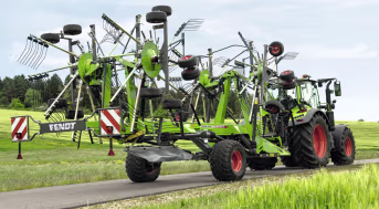 Lifestyle: Fendt Traktor mit Schwader Former auf Landstraße im Transportmodus