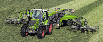 Lifestyle: Fendt Traktor mit Schwader Former bei der Feldarbeit auf gemähter Wiese