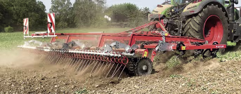 Lifestyle: GÜTTLER® Großfederzinkenegge Super Maxx® Culti Dreipunktanbau