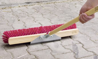 Lifestyle: KERBL Großraumbesen Elastan, rot, Rücken Holz, geschraubter Stielhalter Metall, Schabekante Metall