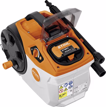 Produktbild: STIHL Akku-Hochdruckreiniger REA 100 Plus in Orange-Weiß mit eingesetztem Akku und Saugschlauch