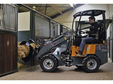 GIANT® Radlader "Giant G1100" Hubkraft 1.100 kg, Hubhöhe 2.170 mm, Leistung 15 kW (20 PS), 0 – 15 km/h GIANT® Radlader "Giant G1100" Hubkraft 1.100 kg, Hubhöhe 2.170 mm, Leistung 15 kW (20 PS), 0 – 15 km/h