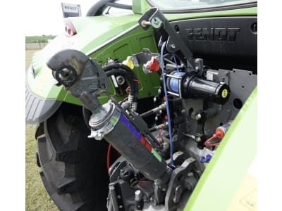 Hilfsseilwinde für Fendt Traktoren für die Unterstützung beim An- und Abkupplen schwerer Oberlenker und Gelenkwellen Hilfsseilwinde für Fendt Traktoren für die Unterstützung beim An- und Abkupplen schwerer Oberlenker und Gelenkwellen