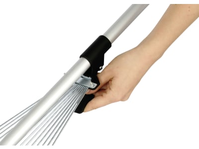 KERBL Universalrechen 20 – 45 cm, Stiel Metall, teleskopierbar von 70 – 140 cm, 3210380 KERBL Universalrechen 20 – 45 cm, Stiel Metall, teleskopierbar von 70 – 140 cm, 3210380
