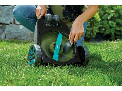 Gardena Akku-Rasenmäher HandyMower 22/18V P4A 50 ohne Akku, ohne Ladegerät für kleine und komplexe Rasenflächen bis zu 50 m² pro Akku-Laufzeit Gardena Akku-Rasenmäher HandyMower 22/18V P4A 50 ohne Akku, ohne Ladegerät für kleine und komplexe Rasenflächen bis zu 50 m² pro Akku-Laufzeit