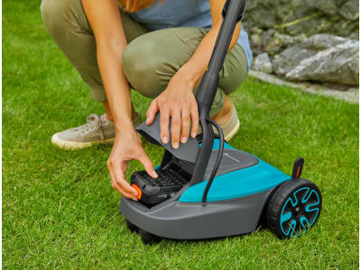Gardena Akku-Rasenmäher HandyMower 22/18V P4A 50 ohne Akku, ohne Ladegerät für kleine und komplexe Rasenflächen bis zu 50 m² pro Akku-Laufzeit Gardena Akku-Rasenmäher HandyMower 22/18V P4A 50 ohne Akku, ohne Ladegerät für kleine und komplexe Rasenflächen bis zu 50 m² pro Akku-Laufzeit