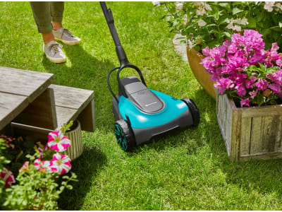 Gardena Akku-Rasenmäher HandyMower 22/18V P4A 50 ohne Akku, ohne Ladegerät für kleine und komplexe Rasenflächen bis zu 50 m² pro Akku-Laufzeit Gardena Akku-Rasenmäher HandyMower 22/18V P4A 50 ohne Akku, ohne Ladegerät für kleine und komplexe Rasenflächen bis zu 50 m² pro Akku-Laufzeit