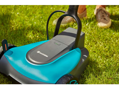 Gardena Akku-Rasenmäher HandyMower 22/18V P4A 50 ohne Akku, ohne Ladegerät für kleine und komplexe Rasenflächen bis zu 50 m² pro Akku-Laufzeit Gardena Akku-Rasenmäher HandyMower 22/18V P4A 50 ohne Akku, ohne Ladegerät für kleine und komplexe Rasenflächen bis zu 50 m² pro Akku-Laufzeit