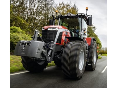 Massey Ferguson Traktor "MF 8S.205" 180 kW (245 PS) bei 1.850 min⁻¹