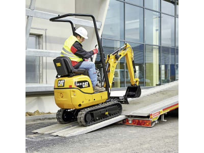 CAT® Minibagger "300.9D" 9,6 kW (13,0 PS), Breite 730 mm, Gewicht 985 kg CAT® Minibagger "300.9D" 9,6 kW (13,0 PS), Breite 730 mm, Gewicht 985 kg