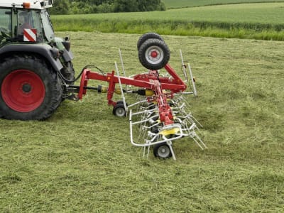 Pöttinger Heuwender "Hit 8.91 T" Arbeitsbreite 8,86 m Unterlenker mit Rohrbügel Pöttinger Heuwender "Hit 8.91 T" Arbeitsbreite 8,86 m Unterlenker mit Rohrbügel