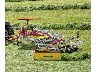 Pöttinger Schwader "Top 632 A" 3,40 – 6,30 m, 2 Kreisel, Schwad links; 2 Schwaden, hydraulisch verstellbare Arbeitsbreite, Unterlenkeranbau mit Anbauschiene; Zugpendel Pöttinger Schwader "Top 632 A" 3,40 – 6,30 m, 2 Kreisel, Schwad links; 2 Schwaden, hydraulisch verstellbare Arbeitsbreite, Unterlenkeranbau mit Anbauschiene; Zugpendel