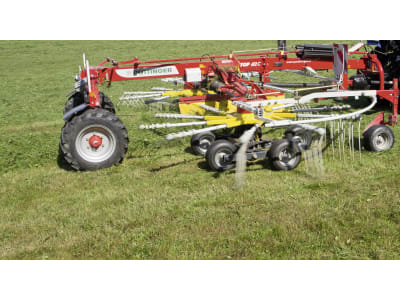 Pöttinger Schwader "Top 612 C" 5,90 m, 2 Kreisel, Schwad mittig, feste Arbeitsbreite, Unterlenker mit Rohrbügel Pöttinger Schwader "Top 612 C" 5,90 m, 2 Kreisel, Schwad mittig, feste Arbeitsbreite, Unterlenker mit Rohrbügel
