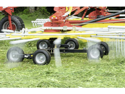 Pöttinger Schwader "Top 962 C" 8,90 – 9,60 m, 2 Kreisel, Schwad mittig, hydraulisch verstellbare Arbeitsbreite, Zugdeichsel Pöttinger Schwader "Top 962 C" 8,90 – 9,60 m, 2 Kreisel, Schwad mittig, hydraulisch verstellbare Arbeitsbreite, Zugdeichsel