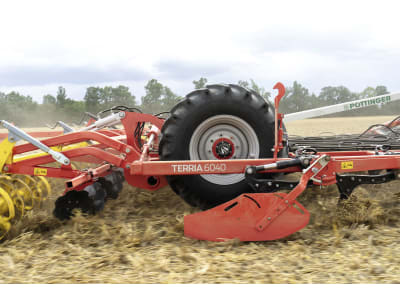 Pöttinger Grubber "TERRIA" 4-balkig gezogen Pöttinger Grubber "TERRIA" 4-balkig gezogen