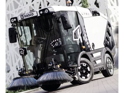 RASCO Kehrmaschine "Lynx" mit Turbodiesel-Motor 62 kW (84 PS) bei 2.300 min⁻¹ RASCO Kehrmaschine "Lynx" mit Turbodiesel-Motor 62 kW (84 PS) bei 2.300 min⁻¹