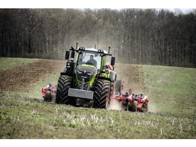 Fendt Traktor "1038 Vario" 291 kW (396 PS) bei 1.700 min⁻¹