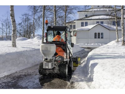 Husqvarna® Winterdienststreuer 70 l Streubreite 0,8 – 6,0 m für Aufsitzmäher P 520DX, P 525DX, P 525DX mit Kabine, P 535HX, 967 09 89-01 Husqvarna® Winterdienststreuer 70 l Streubreite 0,8 – 6,0 m für Aufsitzmäher P 520DX, P 525DX, P 525DX mit Kabine, P 535HX, 967 09 89-01