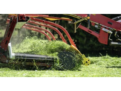 Pöttinger Bandschwader "Mergento VT 9220" 7,60 – 9,20 m Schwadablage mittig; seitlich, gezogen, Heck Pöttinger Bandschwader "Mergento VT 9220" 7,60 – 9,20 m Schwadablage mittig; seitlich, gezogen, Heck