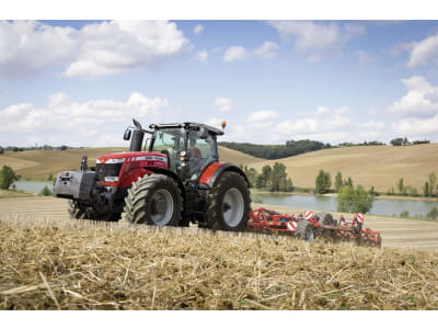 Massey Ferguson Traktor "MF 8727 S" 221 kW (300 PS) bei 1.950 min⁻¹