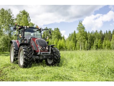 VALTRA Traktor "A125LH" 93 kW (125 PS) bei 2.000 min⁻¹