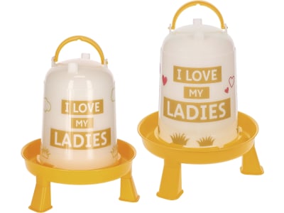 KERBL Geflügeltränke inkl. Standfüße, Kunststoff (lebensmittelecht), Aufdruck I LOVE MY LADIES, für Geflügel in Bodenhaltung KERBL Geflügeltränke inkl. Standfüße, Kunststoff (lebensmittelecht), Aufdruck I LOVE MY LADIES, für Geflügel in Bodenhaltung