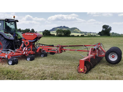 GÜTTLER® Wiesenstriegel "GreenMaster® 600" Arbeitsbreite 6,00 m Dreipunktanbau Kat. 2; Dreipunktanbau Kat. 3 GÜTTLER® Wiesenstriegel "GreenMaster® 600" Arbeitsbreite 6,00 m Dreipunktanbau Kat. 2; Dreipunktanbau Kat. 3