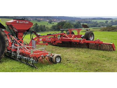 GÜTTLER® Wiesenstriegel "GreenMaster® 600" Arbeitsbreite 6,00 m Dreipunktanbau Kat. 2; Dreipunktanbau Kat. 3 GÜTTLER® Wiesenstriegel "GreenMaster® 600" Arbeitsbreite 6,00 m Dreipunktanbau Kat. 2; Dreipunktanbau Kat. 3
