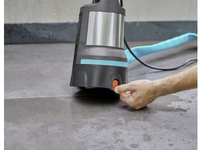 Gardena Klarwasser-Tauchpumpe  aquasensor, Fördermenge 17.000 l/h, Förderhöhe: 9 m, 09036-61 09036-61