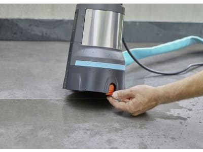 Gardena Klarwasser-Tauchpumpe  aquasensor, Fördermenge 17.000 l/h, Förderhöhe: 9 m, 09036-61 09036-61