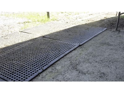 Kraiburg Ringloch-Gummimatte "Lomax" L x B x H: 175 x 110 x 2,4 cm Kraiburg Ringloch-Gummimatte "Lomax" L x B x H: 175 x 110 x 2,4 cm